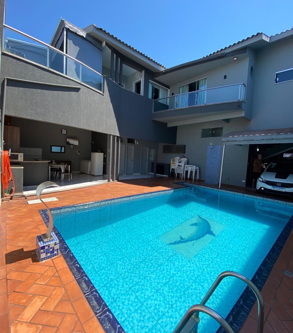 Piscina com vista pra residência