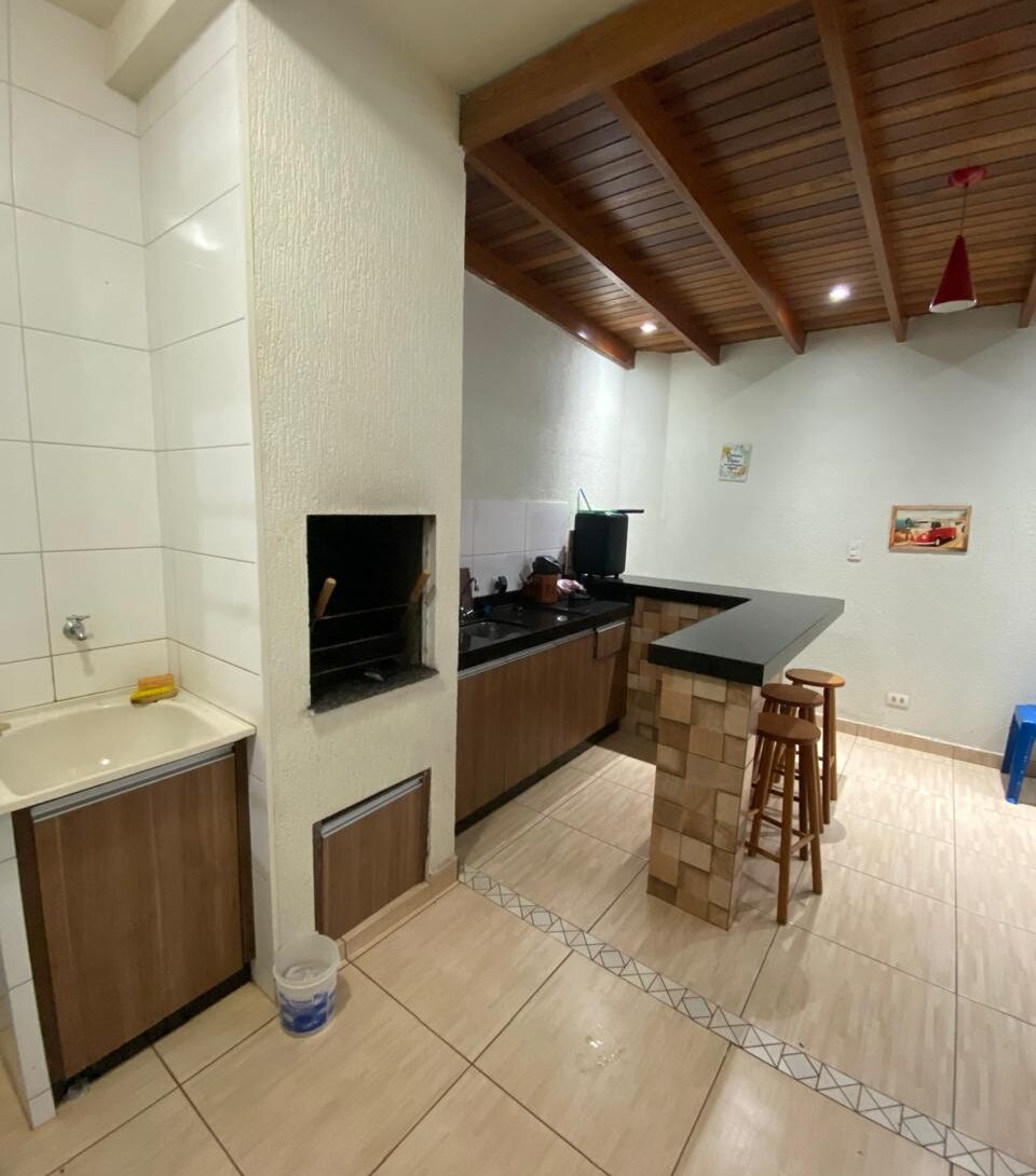 Espaço de churrasco e área de serviço